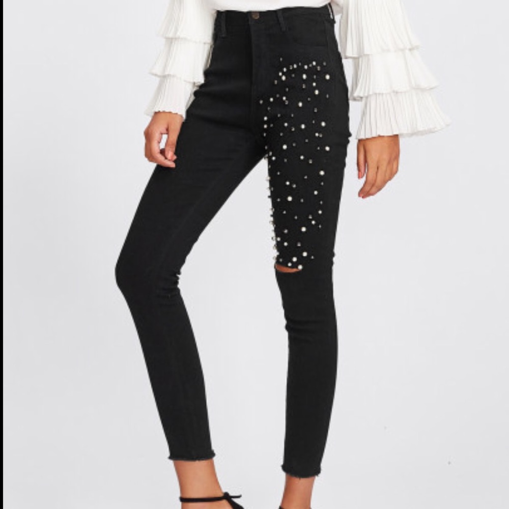 đBlack raw edge Capri jeans w/pearl thigh detail - Picture 4 of 8